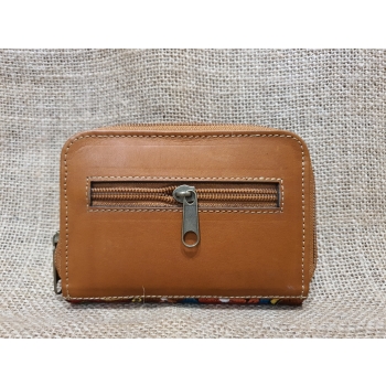 Portmonetka z jasnobrązowej skóry z kolorowym kwiatowym haftem.